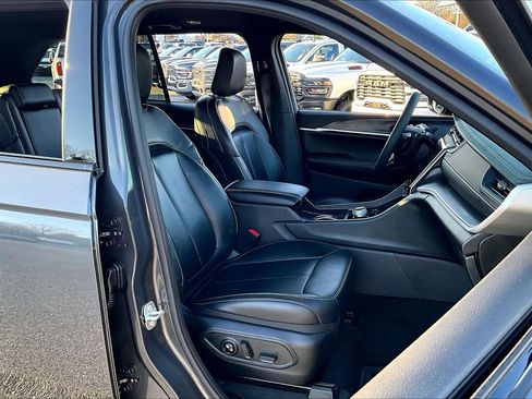 Used 2025 Jeep Grand Cherokee Limited image 7