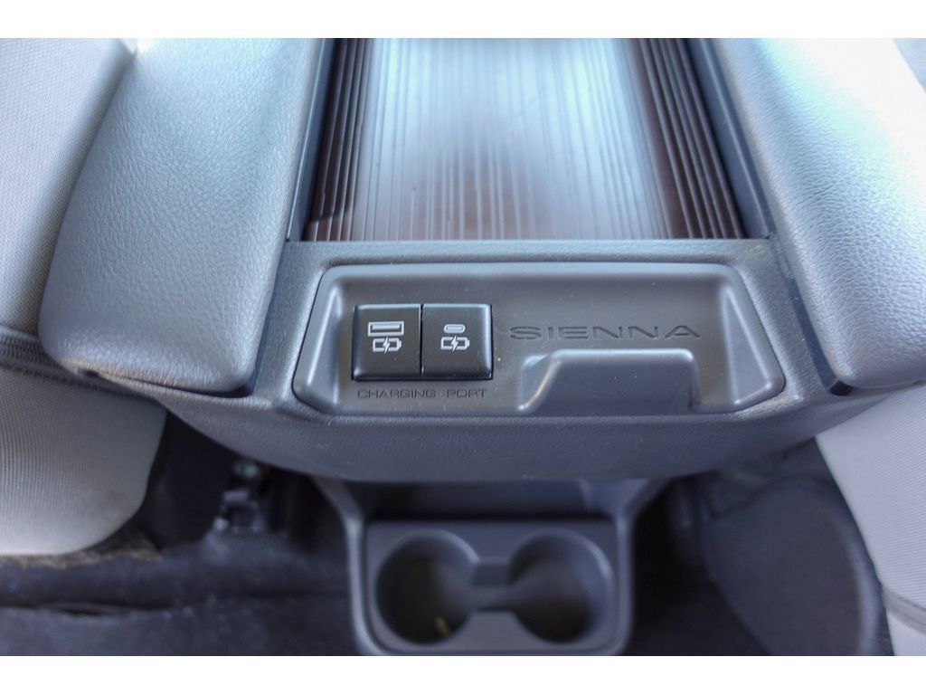 Certified 2023 Toyota Sienna LE FWD image 27