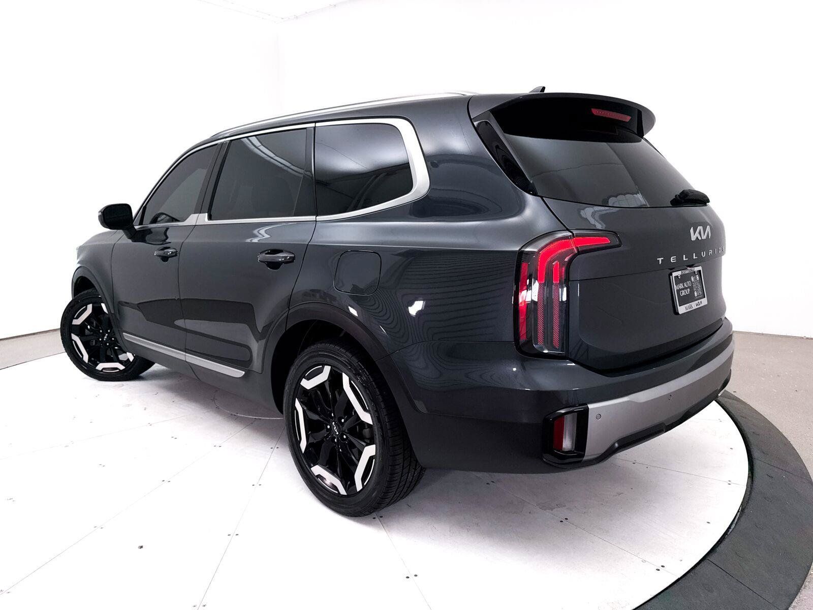 Used 2023 Kia Telluride EX w/ EX Captain's Chair Package FWD image 2