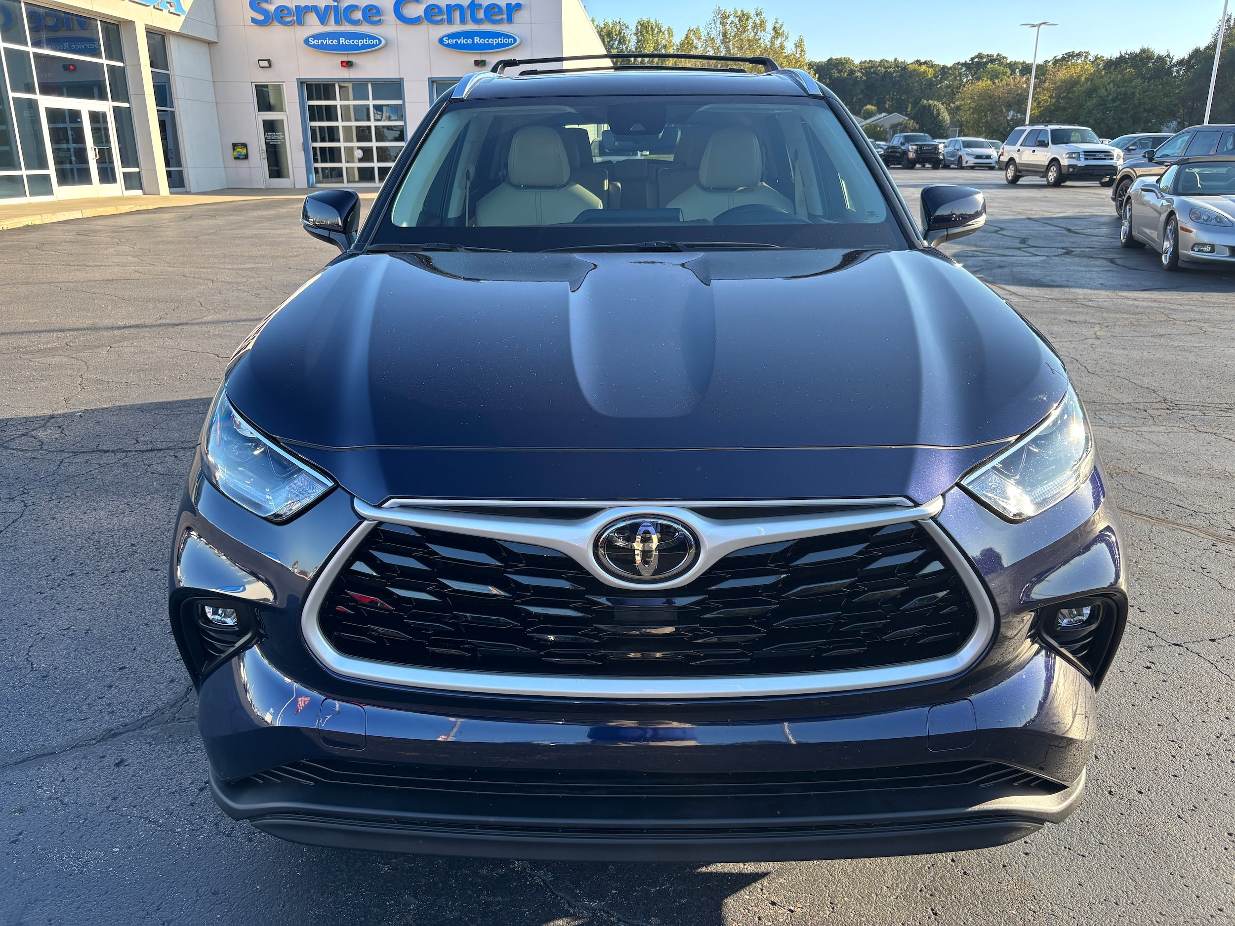 Used 2021 Toyota Highlander XLE FWD image 3