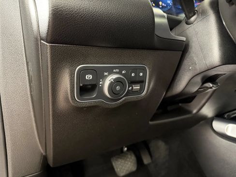 Used 2021 Mercedes-Benz GLB 250 4MATIC image 17