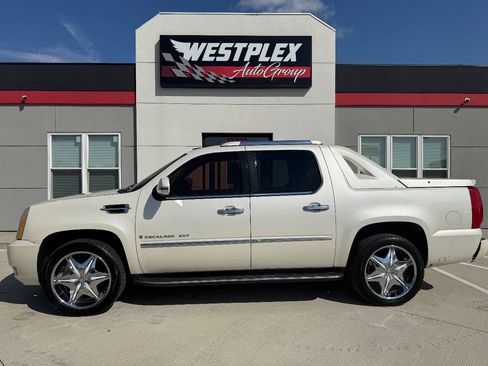 Used 2007 Cadillac Escalade EXT w/ Information Package AWD/4WD image 3