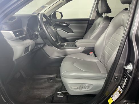 Used 2023 Toyota Highlander XLE image 11