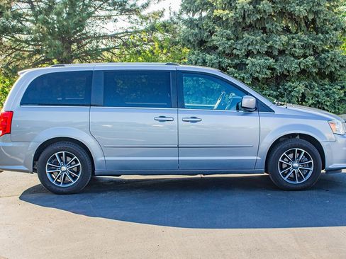 Used 2016 Dodge Grand Caravan SXT FWD image 11