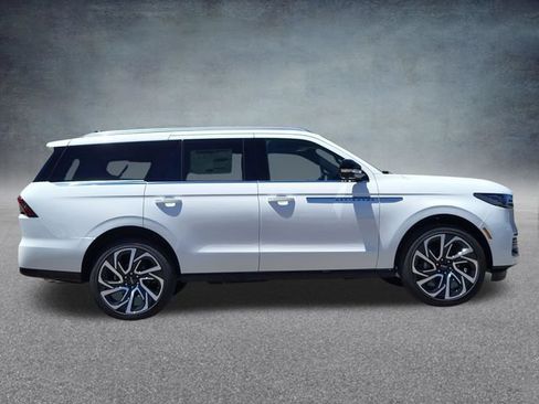New 2026 Lincoln Navigator Reserve AWD/4WD image 7