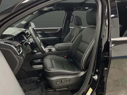 Used 2024 GMC Acadia Denali w/ Super Cruise Package image 4