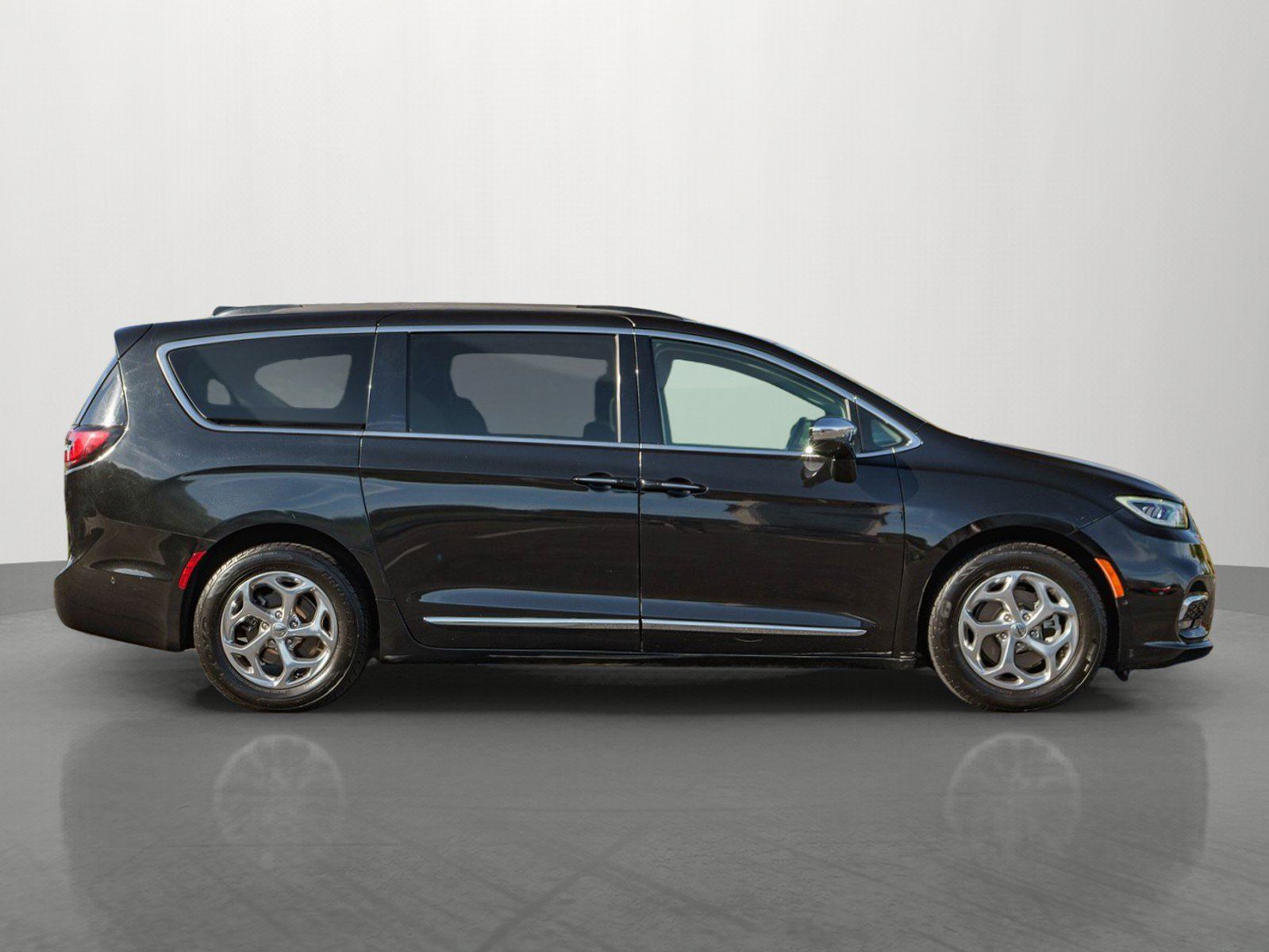 Used 2022 Chrysler Pacifica Limited FWD image 8