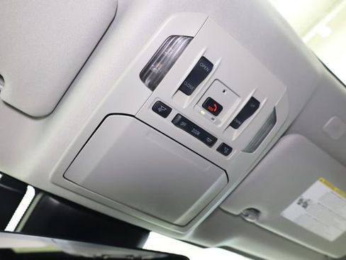 Used 2024 Toyota Highlander XLE image 21