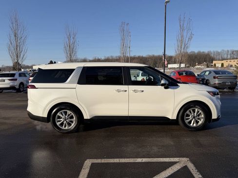 Used 2023 Kia Carnival LX image 13