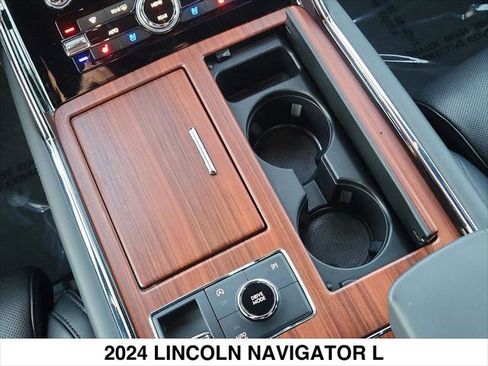 Used 2024 Lincoln Navigator L Reserve AWD/4WD image 27