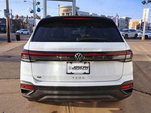 New 2026 Volkswagen Taos SE FWD image 4