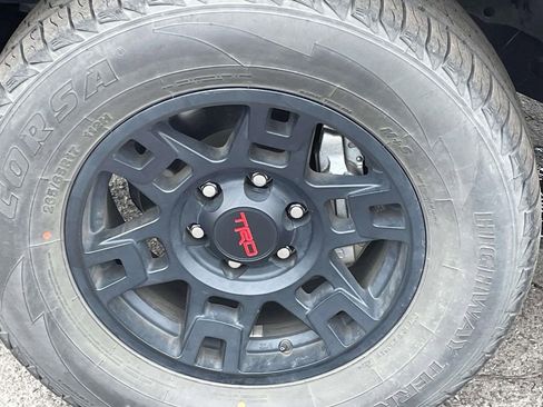 Used 2022 Toyota Tacoma TRD Sport w/ Technology Package image 27