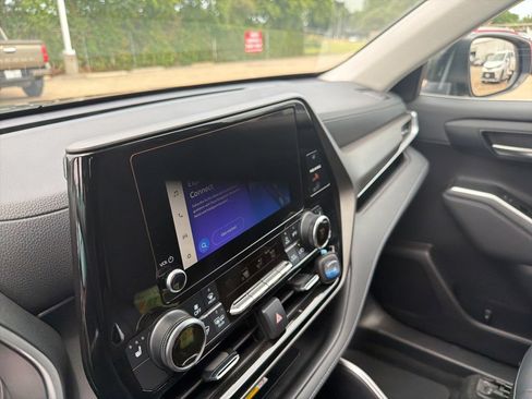 Used 2023 Toyota Highlander XLE FWD image 2