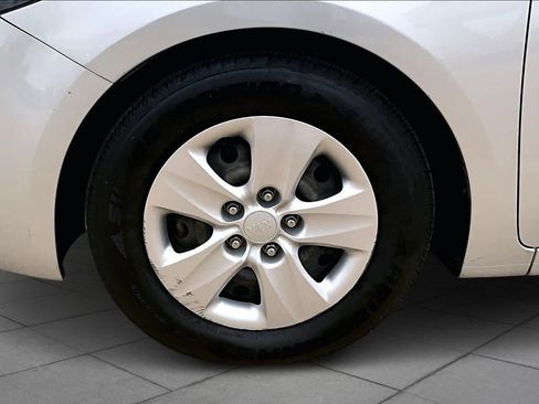 Used 2017 Kia Forte LX image 9