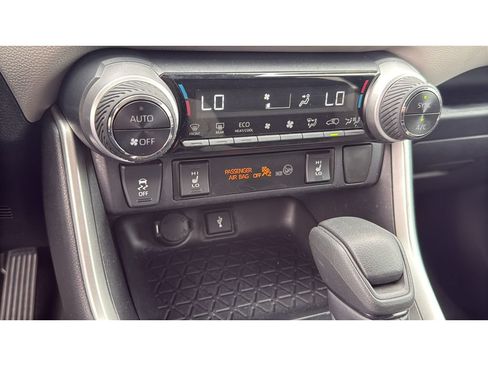 Certified 2020 Toyota RAV4 XLE w/ XLE Grade Weather Package AWD/4WD image 24