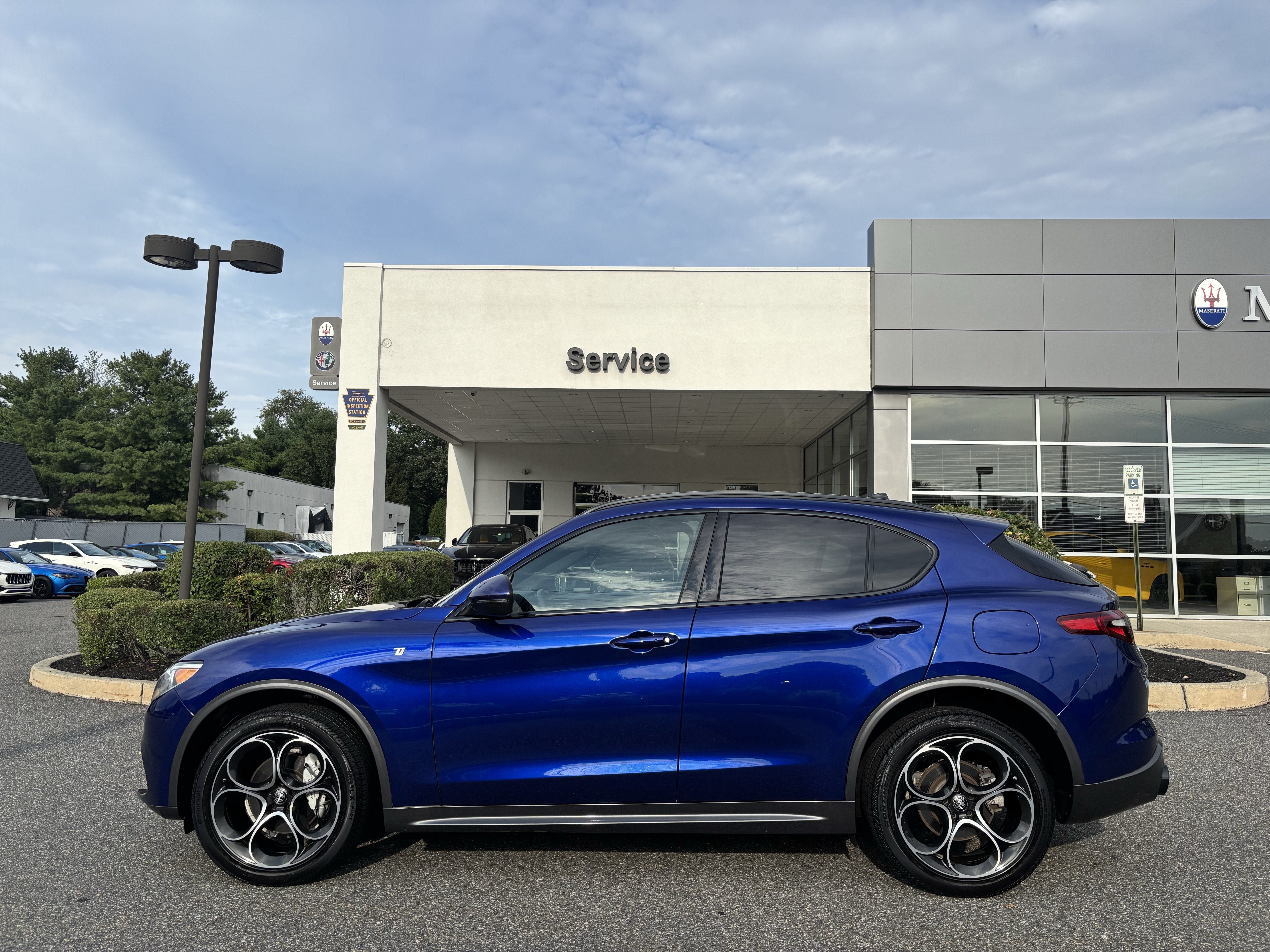 Used 2023 Alfa Romeo Stelvio Ti AWD/4WD image 2