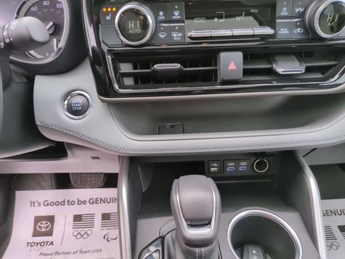 Used 2022 Toyota Highlander XLE image 24
