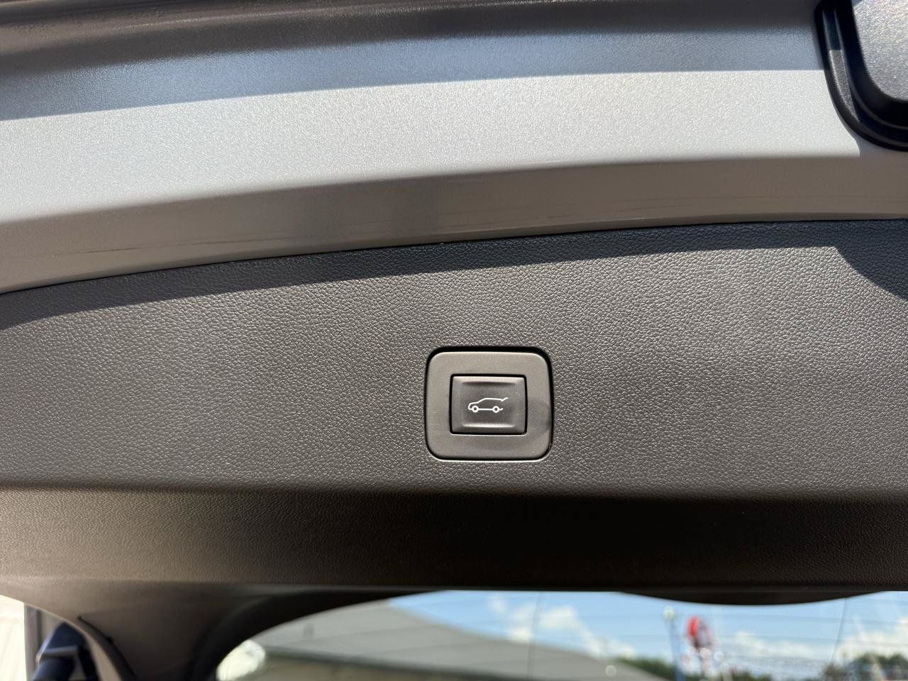 Used 2025 Buick Encore GX Avenir w/ Avenir Convenience Package FWD image 17