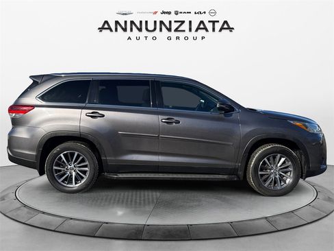 Used 2019 Toyota Highlander XLE image 6