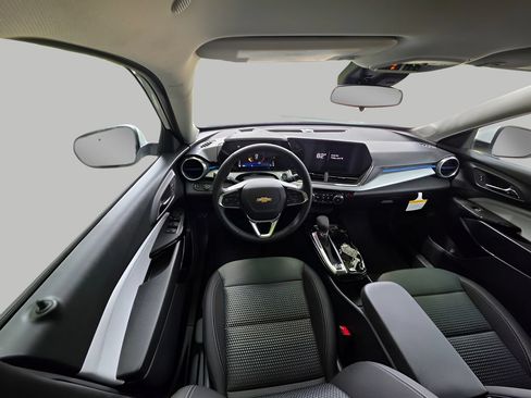 New 2026 Chevrolet Trax LT w/ LT Convenience Package FWD image 13