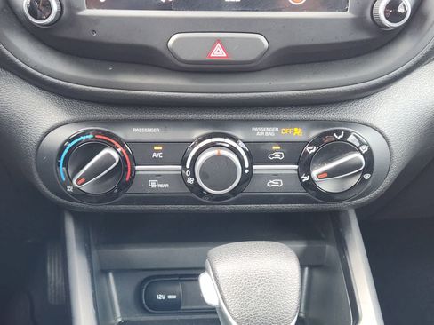 Used 2025 Kia Soul LX w/ LX Technology Package FWD image 19