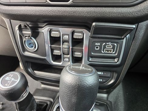 Certified 2024 Jeep Gladiator Sport image 14