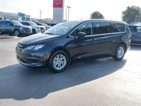 Used 2023 Chrysler Voyager LX FWD image 7