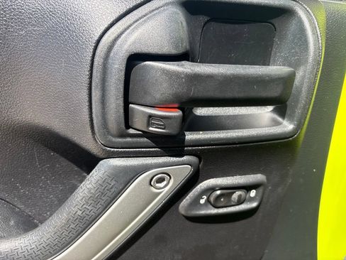 Used 2016 Jeep Wrangler Rubicon w/ Power Convenience Group AWD/4WD image 15