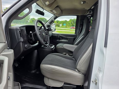 Used 2024 Chevrolet Express 2500 w/ Driver Convenience Package RWD image 5