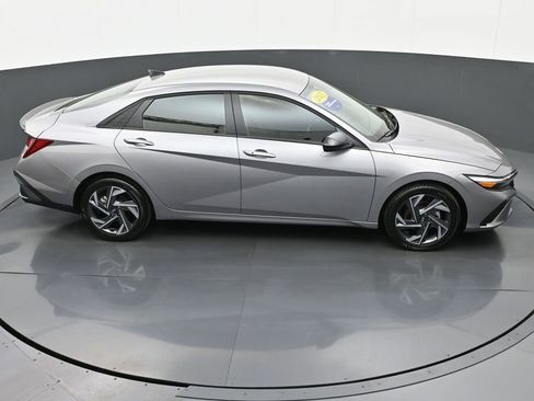 Certified 2025 Hyundai Elantra Sport image 34