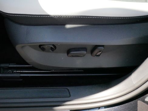Certified 2025 Volkswagen Taos SE AWD/4WD image 20