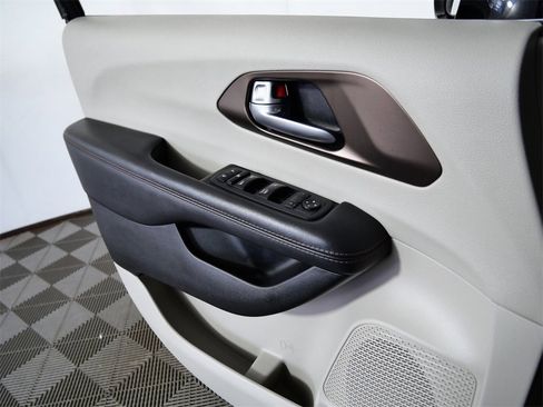 Used 2017 Chrysler Pacifica Touring-L w/ Tire & Wheel Group image 26