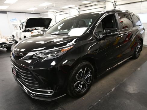 Used 2025 Toyota Sienna Platinum AWD/4WD image 4