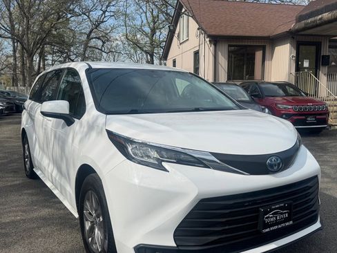 Used 2022 Toyota Sienna LE FWD image 7