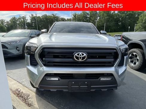 Used 2025 Toyota Tacoma SR5 AWD/4WD image 13