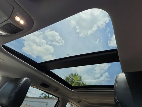 Certified 2024 Chrysler Pacifica Limited FWD image 6