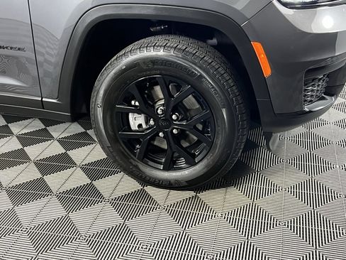 Certified 2025 Jeep Grand Cherokee L Altitude image 11