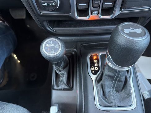 Used 2025 Jeep Wrangler Unlimited Sahara AWD/4WD image 26