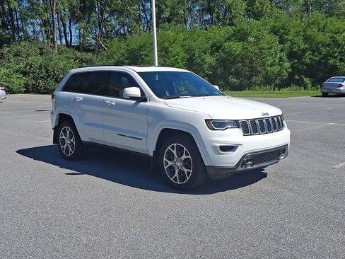 Used 2018 Jeep Grand Cherokee Limited AWD/4WD image 3