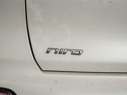Used 2022 Kia Niro LXS image 12