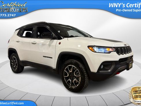Used 2025 Jeep Compass Trailhawk AWD/4WD image 3