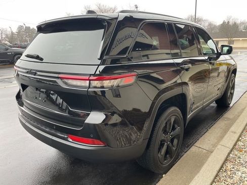 Used 2024 Jeep Grand Cherokee Altitude image 10