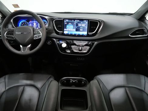 Used 2025 Chrysler Pacifica Select FWD image 10