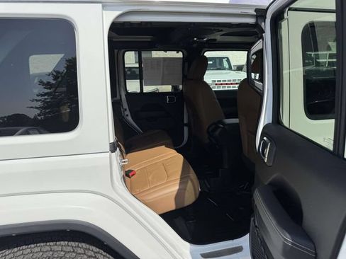 Used 2021 Jeep Wrangler Unlimited Sahara AWD/4WD image 12
