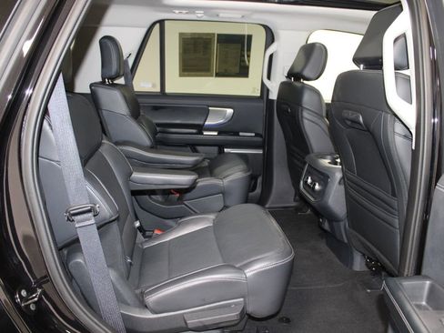 Used 2025 Ford Expedition Platinum image 35