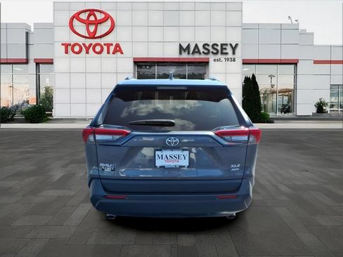 Used 2021 Toyota RAV4 XLE AWD/4WD image 4
