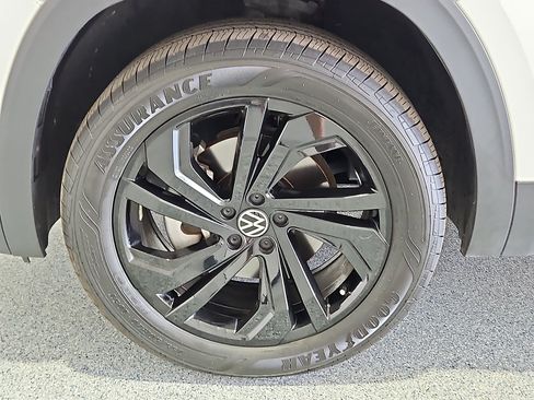 Used 2023 Volkswagen Atlas SE w/ Black Wheel Package FWD image 11