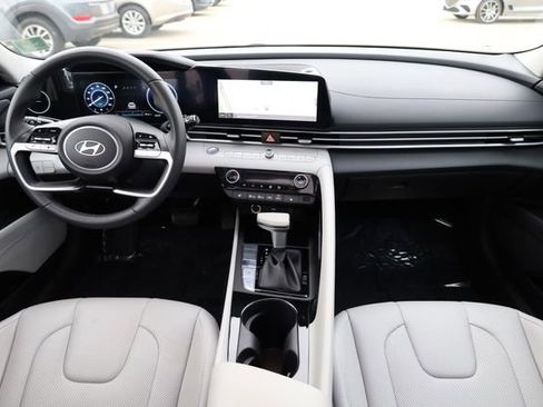 Used 2025 Hyundai Elantra Limited image 16