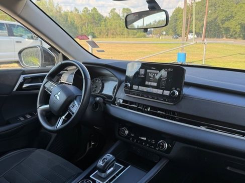 Used 2024 Mitsubishi Outlander SE image 10