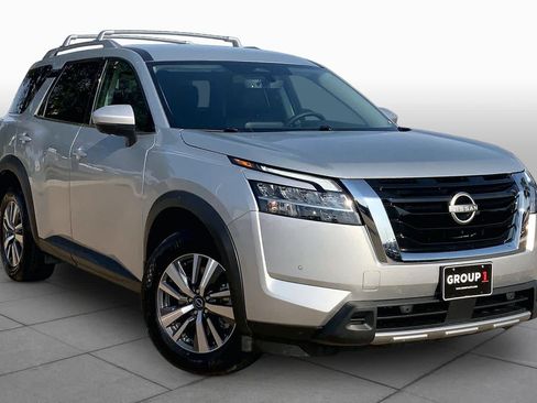 Used 2024 Nissan Pathfinder SL FWD image 3